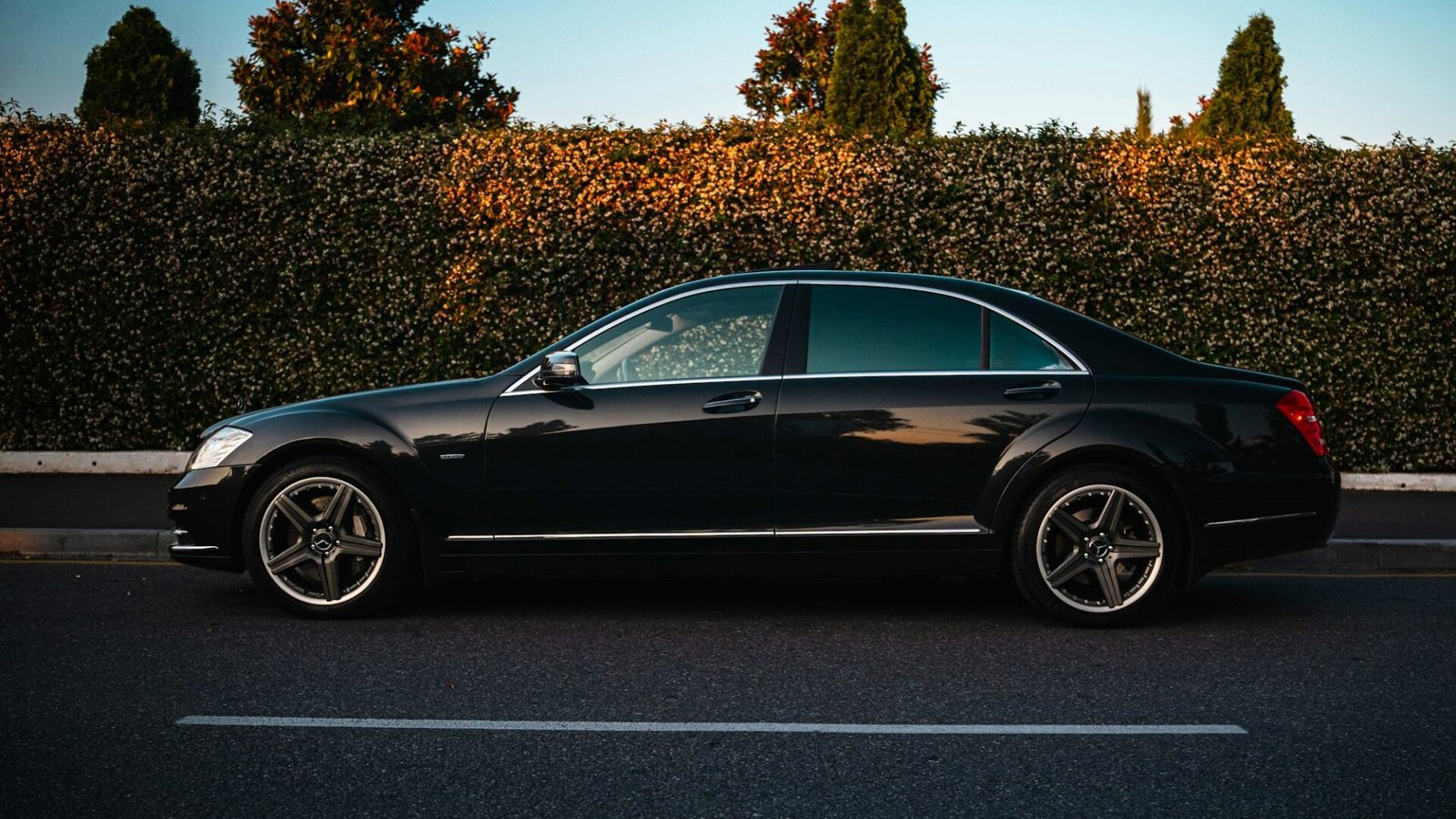 Luxury sedan chauffeur service in Saudi Arabia